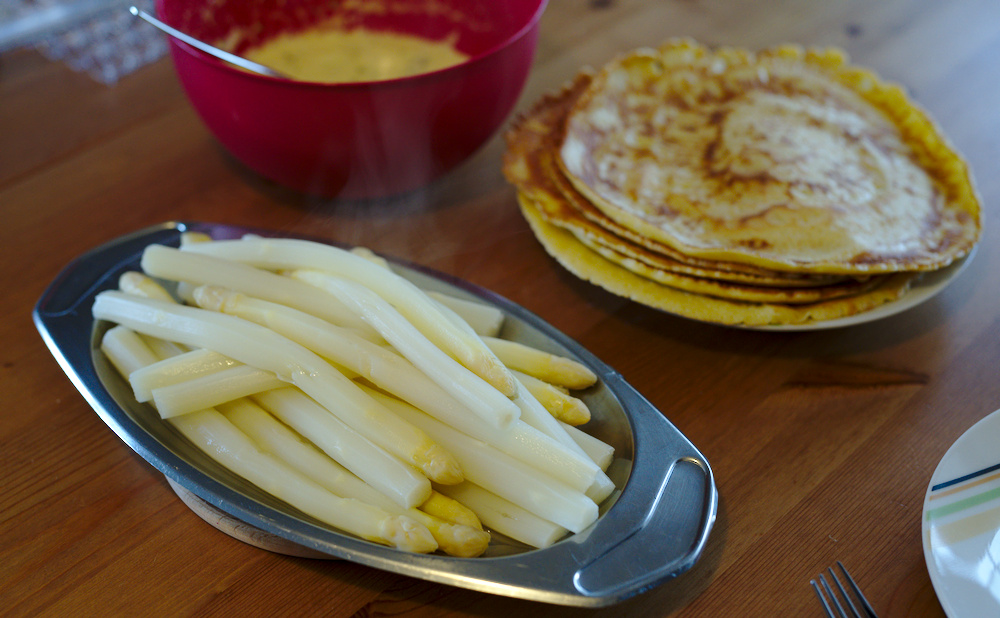 Spargel mit Pfannkuchen und Mayonnaise