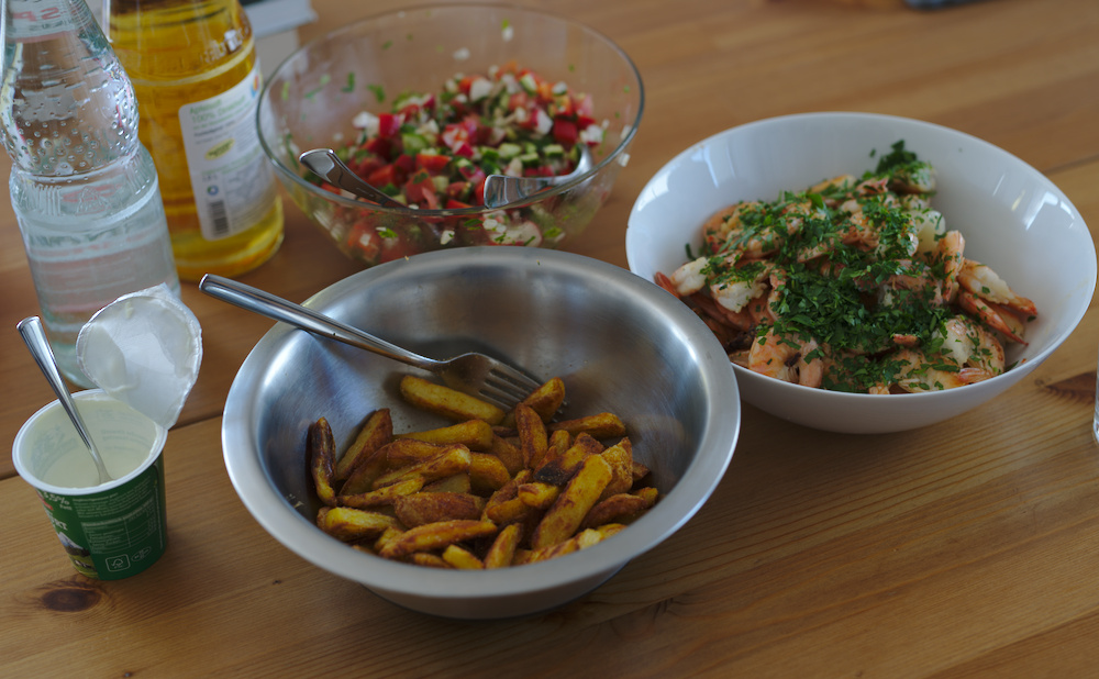 Garnelen mit Pommes und Salat