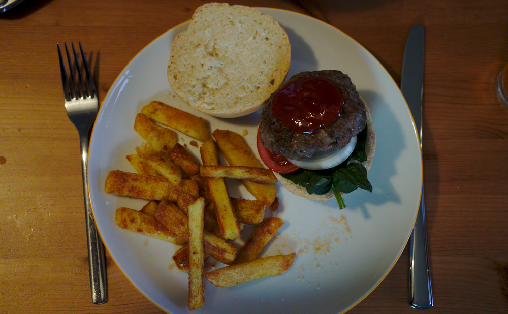 Burger mit Pommes