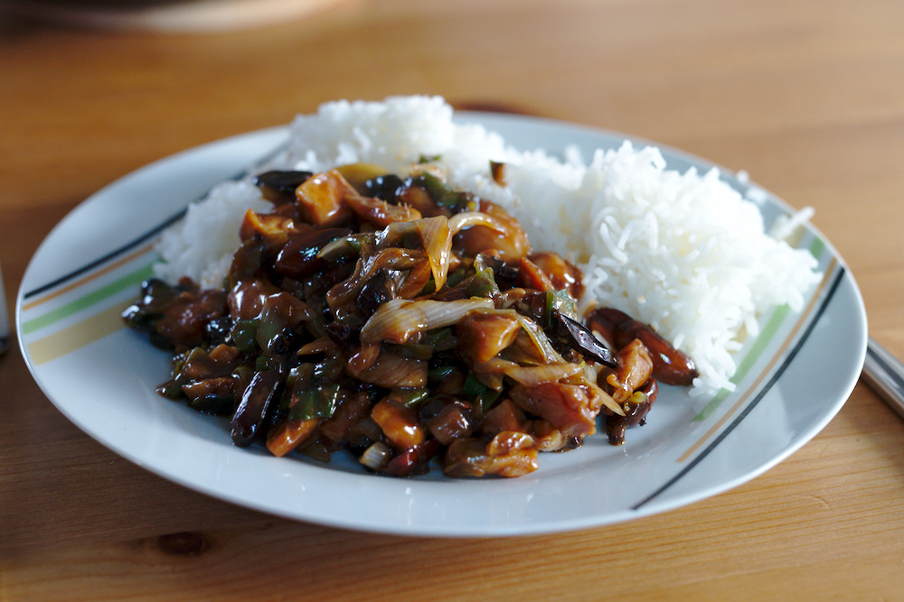 Hühnchen Kung-Bao auf dem Teller mit Reis