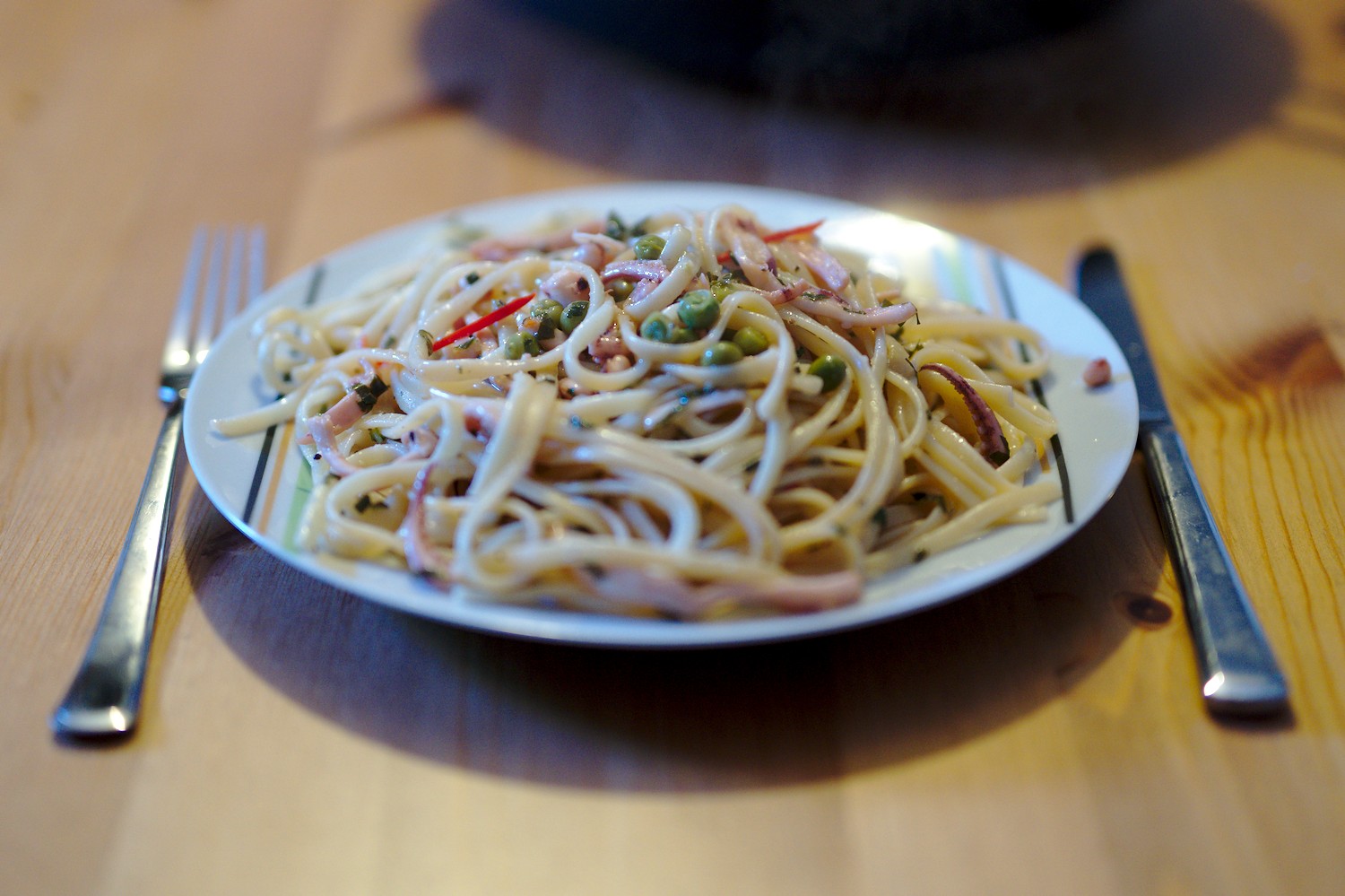 Tintenfisch Linguine auf dem Teller