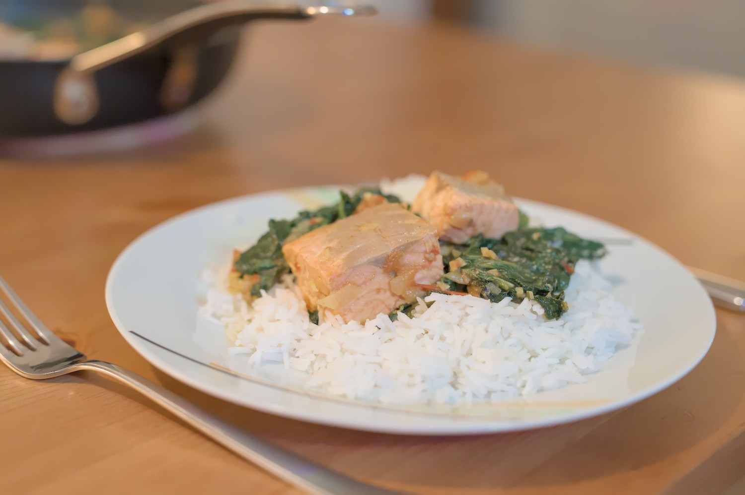 Lachs-Curry auf dem Teller