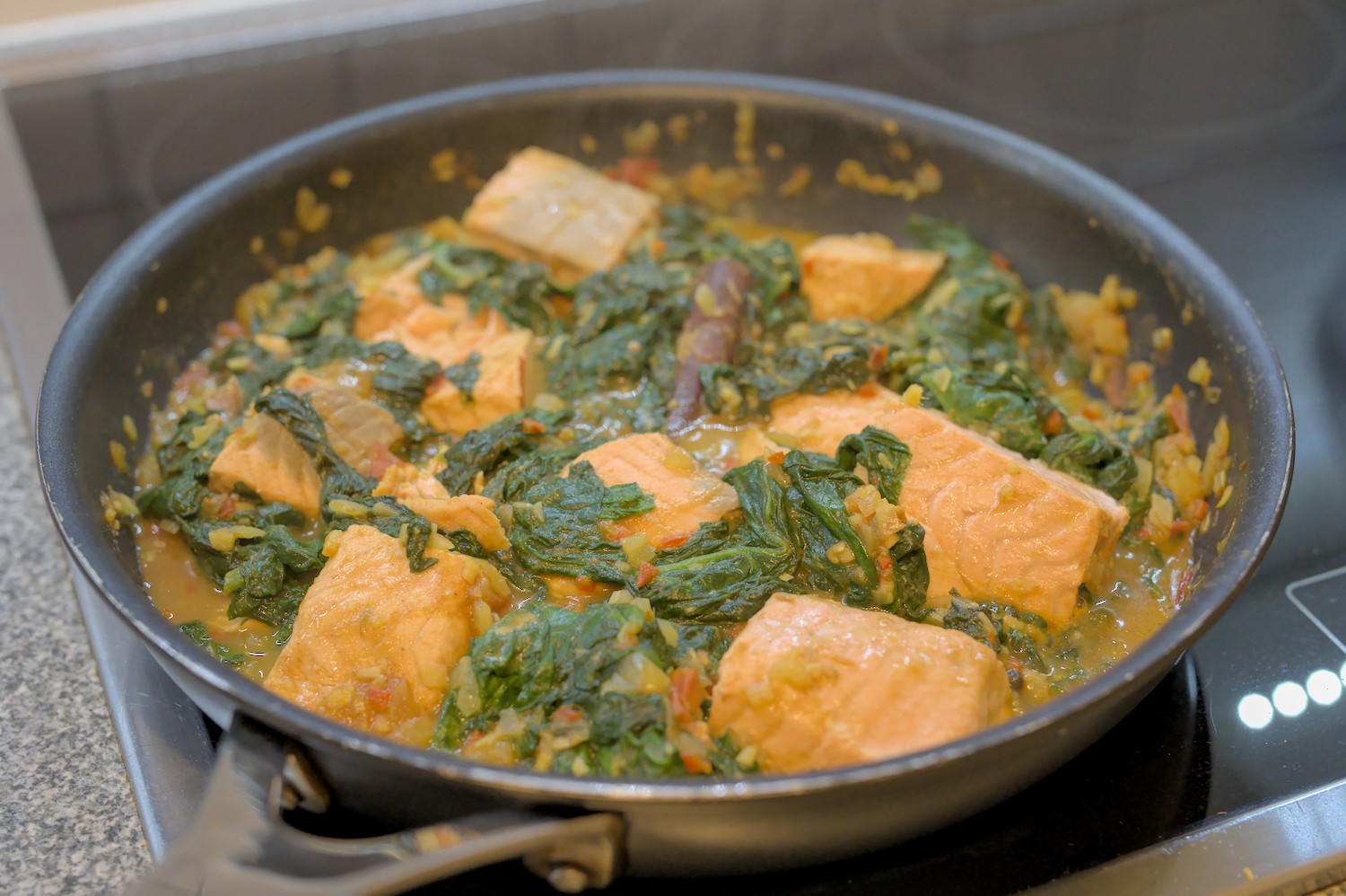 Spinat und Lachs Curry