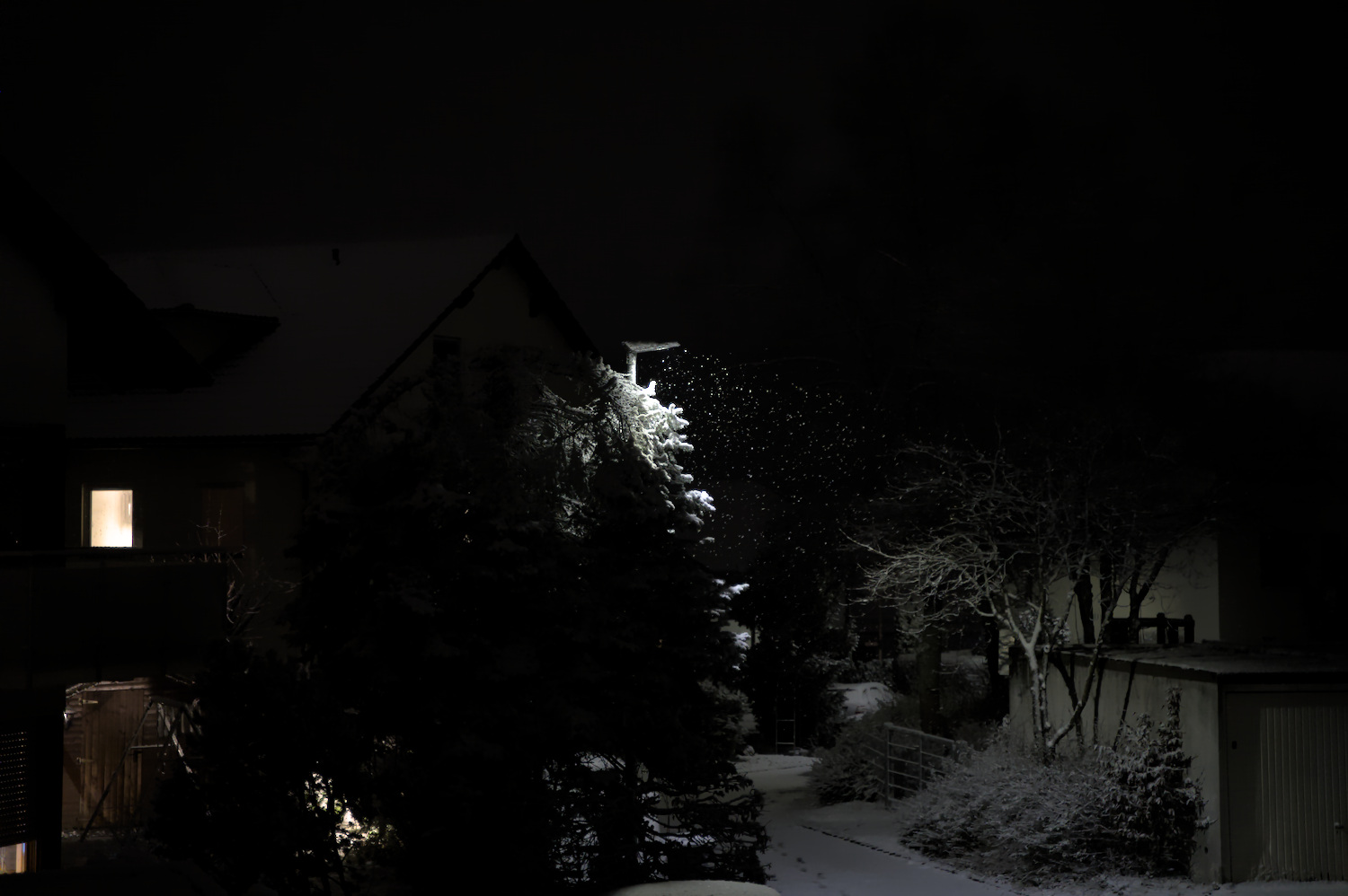 Schnee bei Nacht aus dem Wohnzimmerfenster
