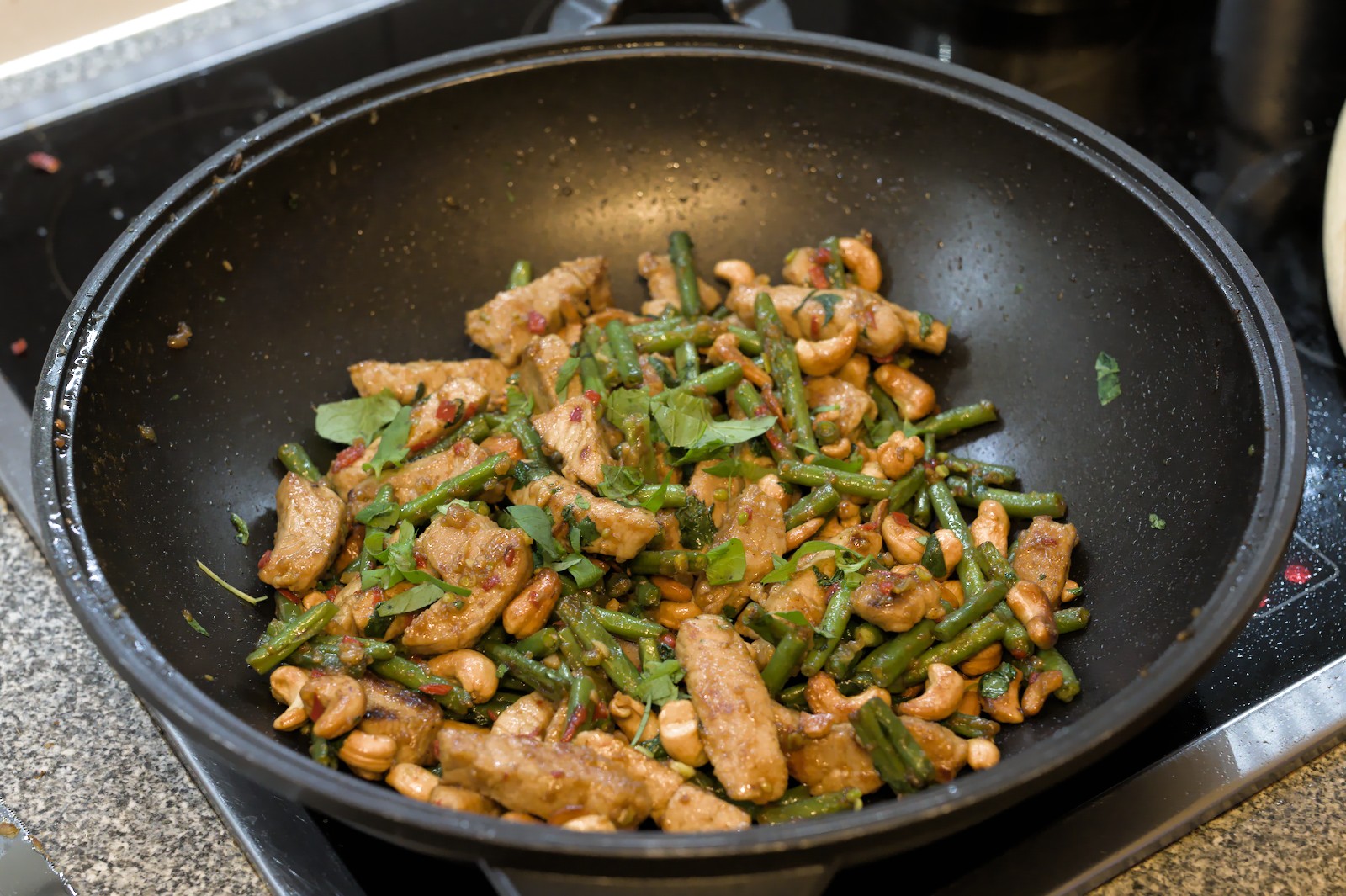 Cashew Schweinefleisch im Wok