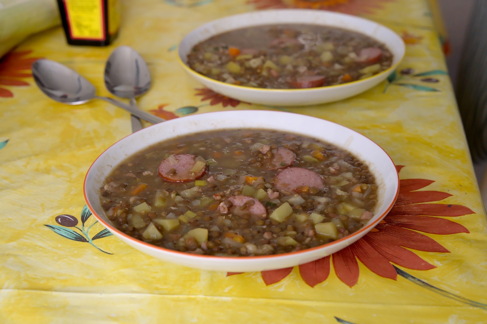 Linsensuppe mit Würstchen