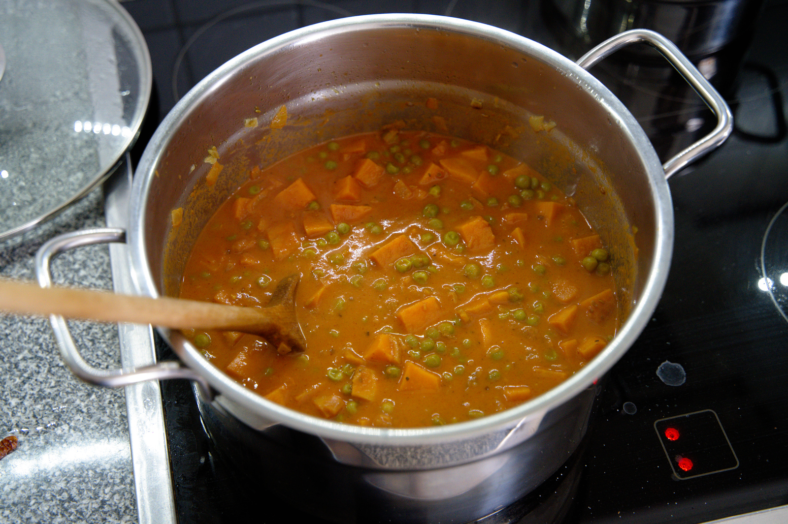 Curry mit Erbsen und Süßkartoffeln