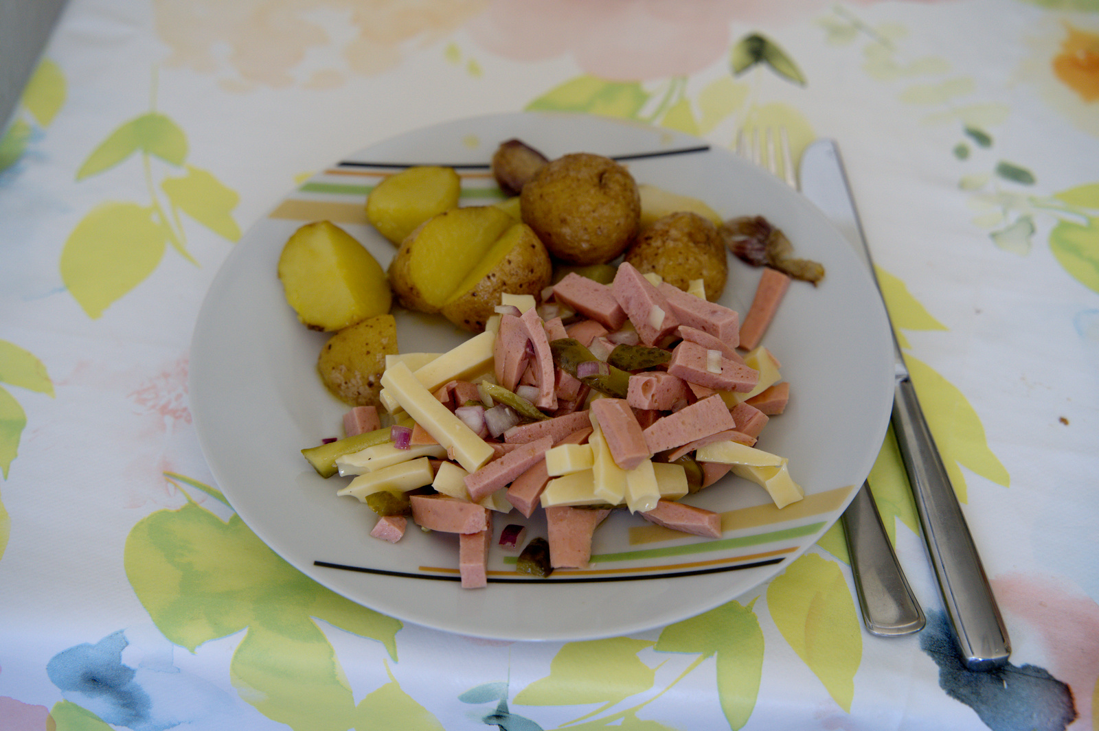 Wurstsalat mit Bratkartoffeln